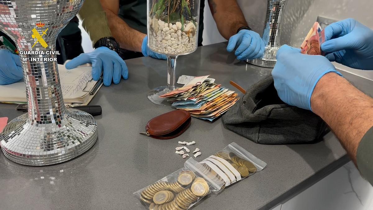 Dinero, droga y joyas intervenidos por la Guardia Civil en Palma del Río.