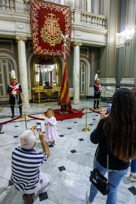 Los valencianos visitan la Real Senyera, expuesta en la sala de cristal