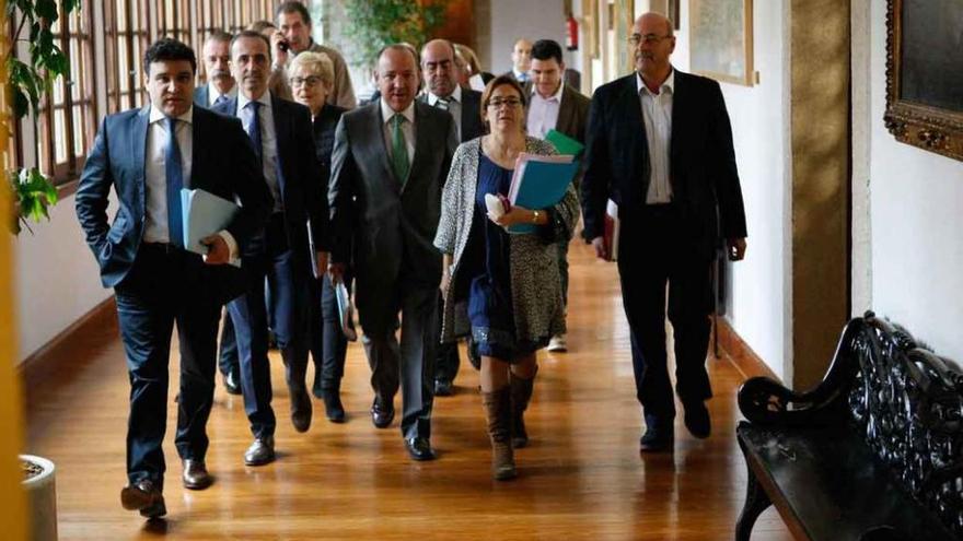 Martín Pozo y su equipo de Gobierno acceden al salón de plenos de la Diputación Provincial.