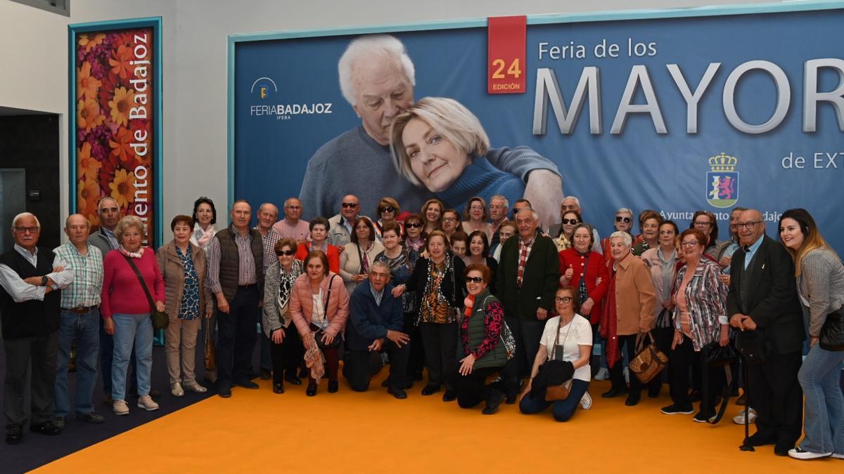 Foto de familia de uno de los grupos que llegaron en autobús al recinto.