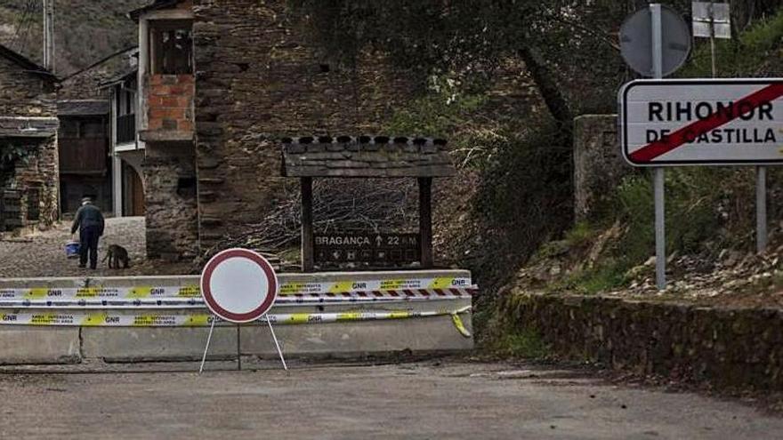 Carretera cortada en Rihonor en el primer estado de alarma.