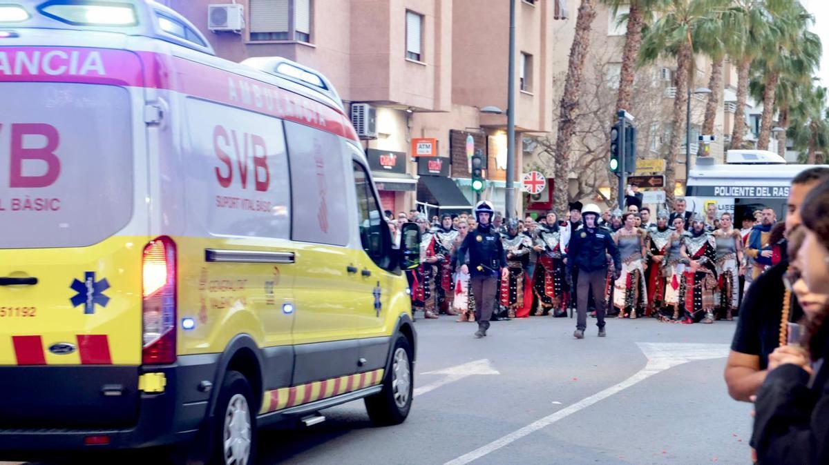 Un pequeño incendio interrumpe el desfile de Moros y Cristianos de San Vicente