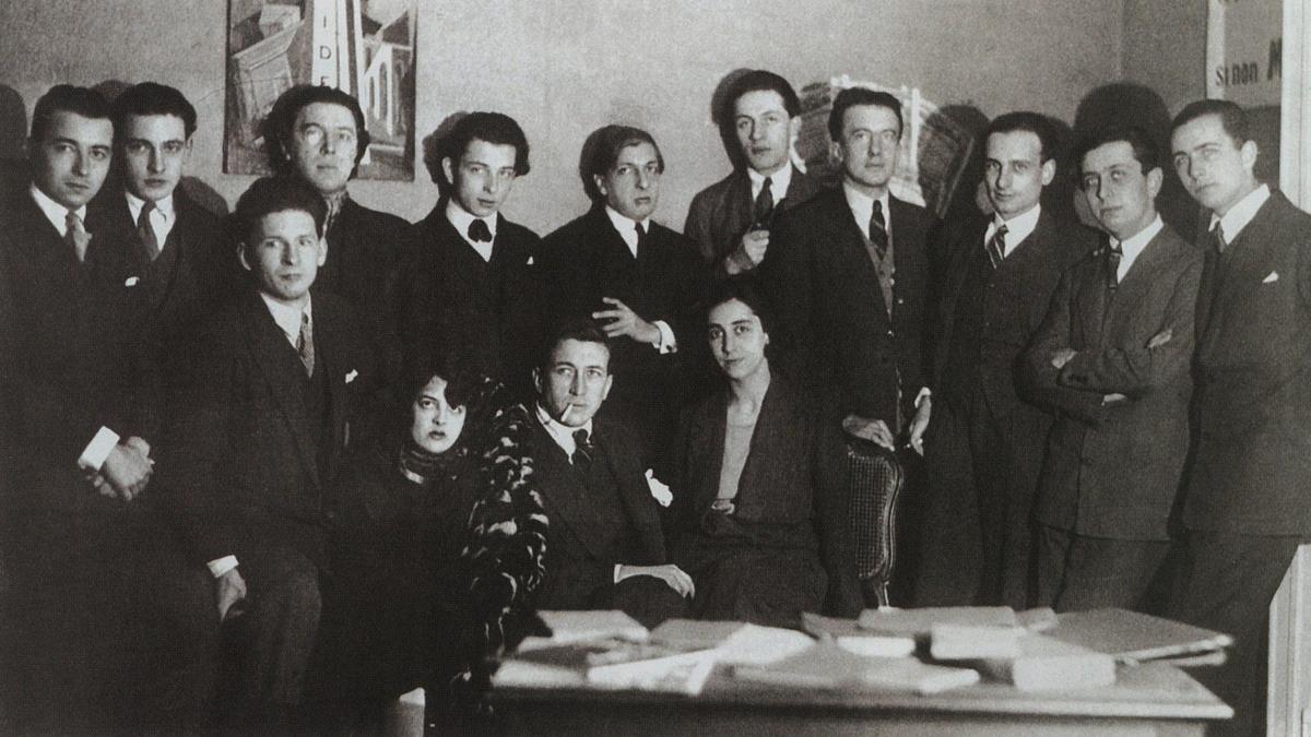 Fotografía de Man Ray del círculo de los surrealistas, tomada en 1924. Entre otros, se encuentran (de pie) cuarto y sexto por  la izquierda, Breton y De Chirico; Aragon, último en esa fila.