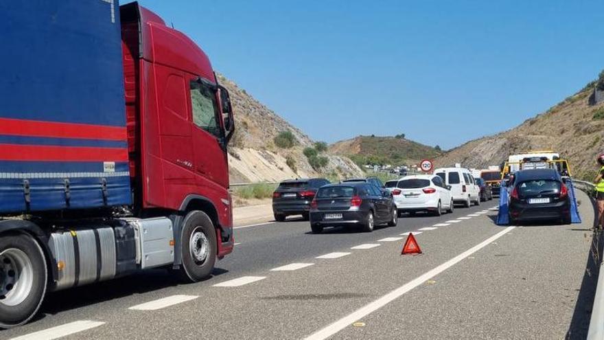 Dos fallecidos en un accidente entre un camión y un turismo en la autopista AP-7