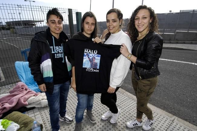 GENTE HACIENDO COLA PARA EL CONCIERTO DE MALU