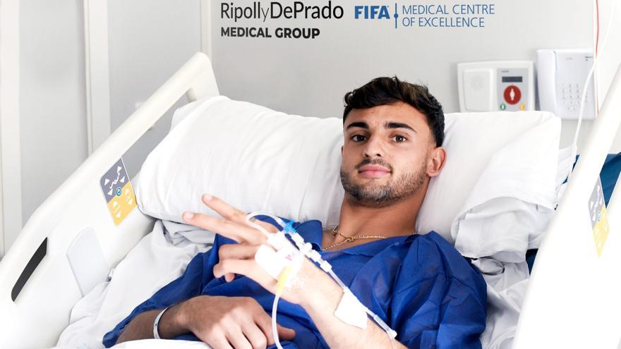 Los doctores Ripoll, De Prado y Portugal intervienen con éxito de su lesión en la rodilla a Marc Pubill, lateral de la UD Almería