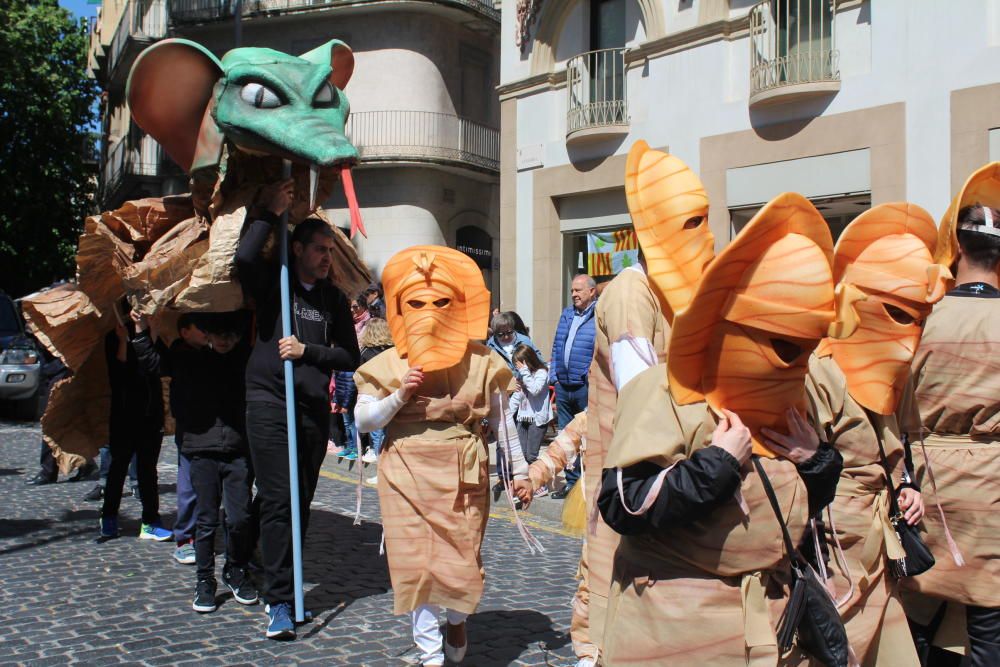 La rua escolar de la Santa Creu torna a enlluernar