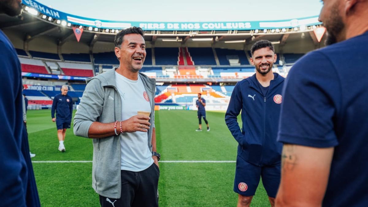 Míchel, con sus futbolistas en el césped del Parque de los Príncipes