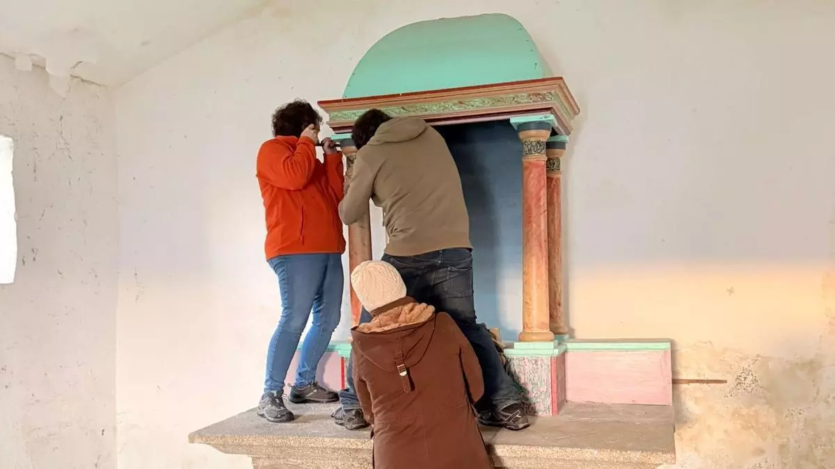 La Xunta retira el retablo de la iglesia de Ons y afronta el arreglo de la cubierta