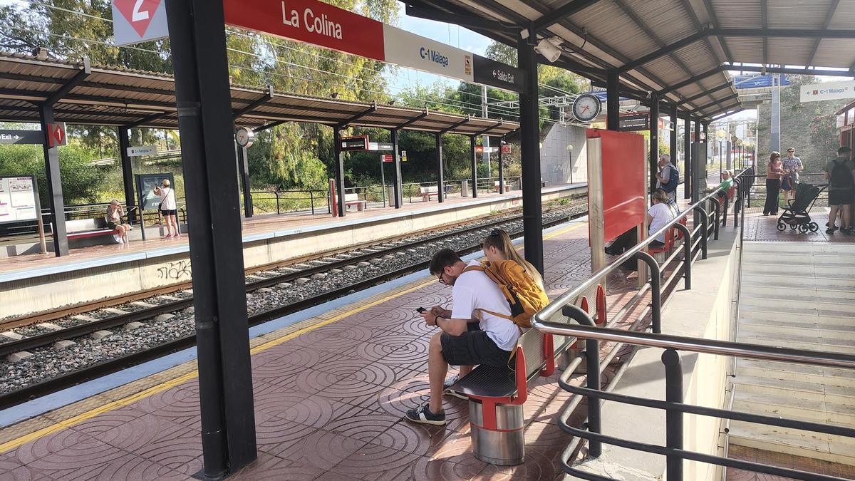 Usuarios del Cecanías, esta mañana en La Colina esperando que se reestableciera el servicio