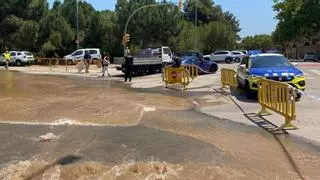 Una gran fuga de agua de causa desconocida inunda las calles de Sabadell