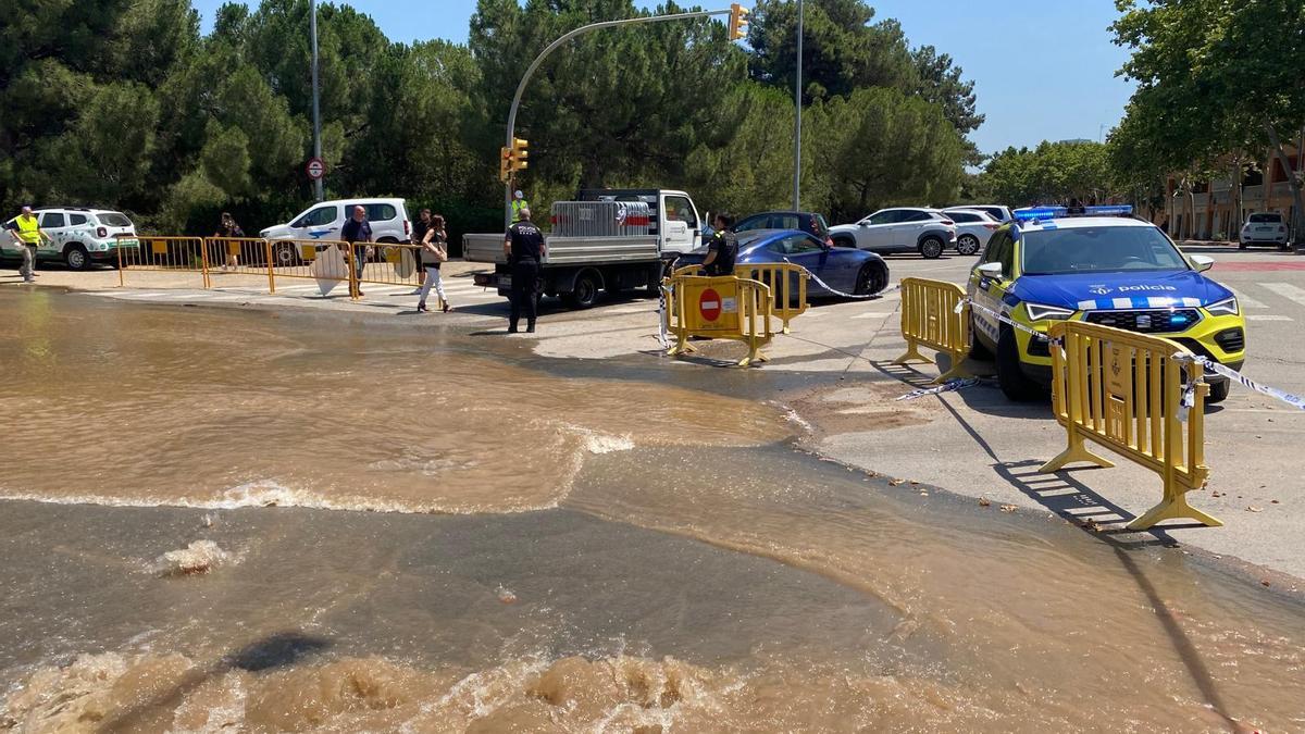 Gran fuga de agua en Sabadell, en el barrio de Can Llong