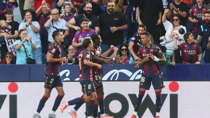 Los futbolistas del Levante UD celebran un gol en Orriols.  | EDUARDO RIPOLL