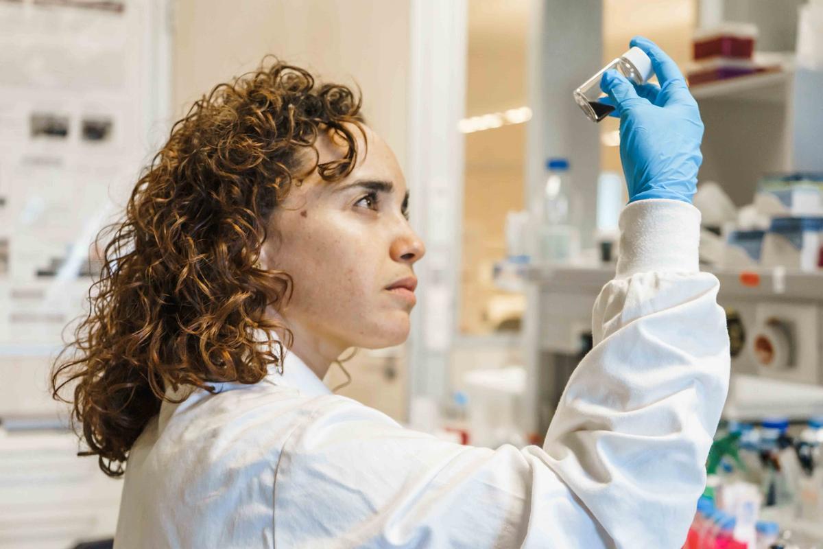 La viguesa Sara Abalde Cela, en el laboratorio del INL.