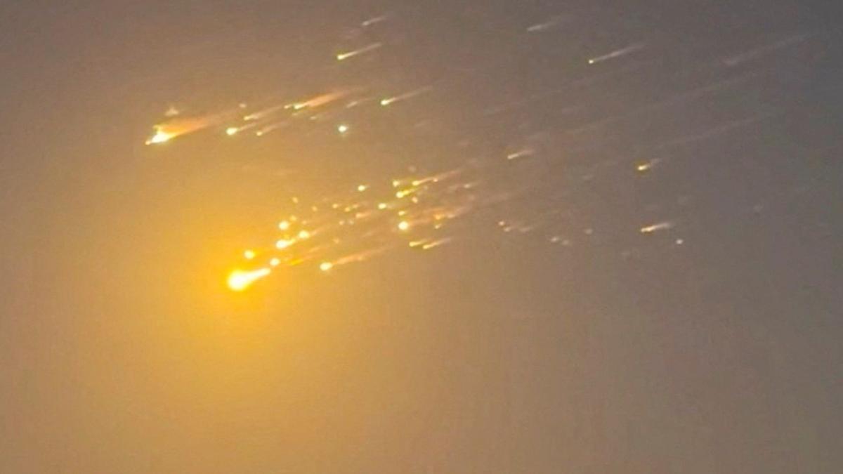 Restos de Starship cayendo después de la explosión.