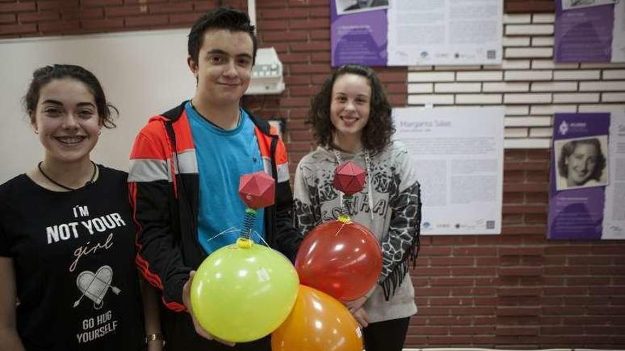 Alumnos del IES de Sama, en la muestra sobre ciencias.