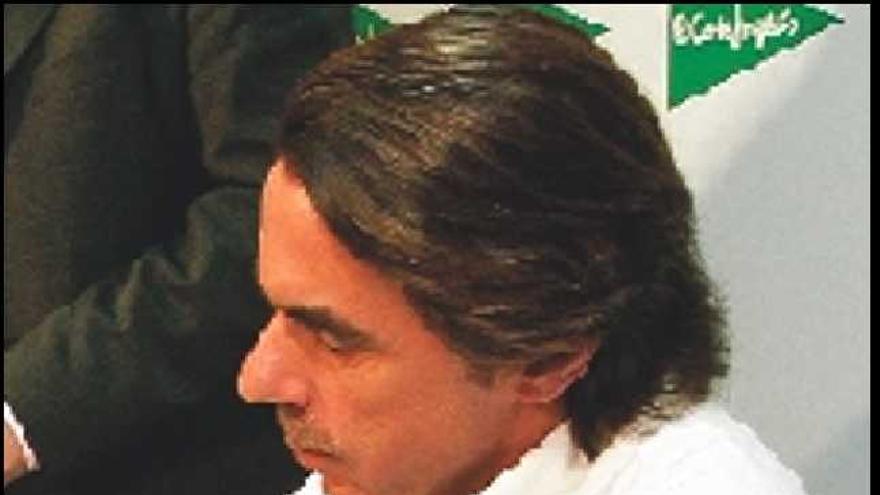 Aznar, a 

la izquierda, firma libros en un centro comercial y el ministro Bermejo, ayer en un acto