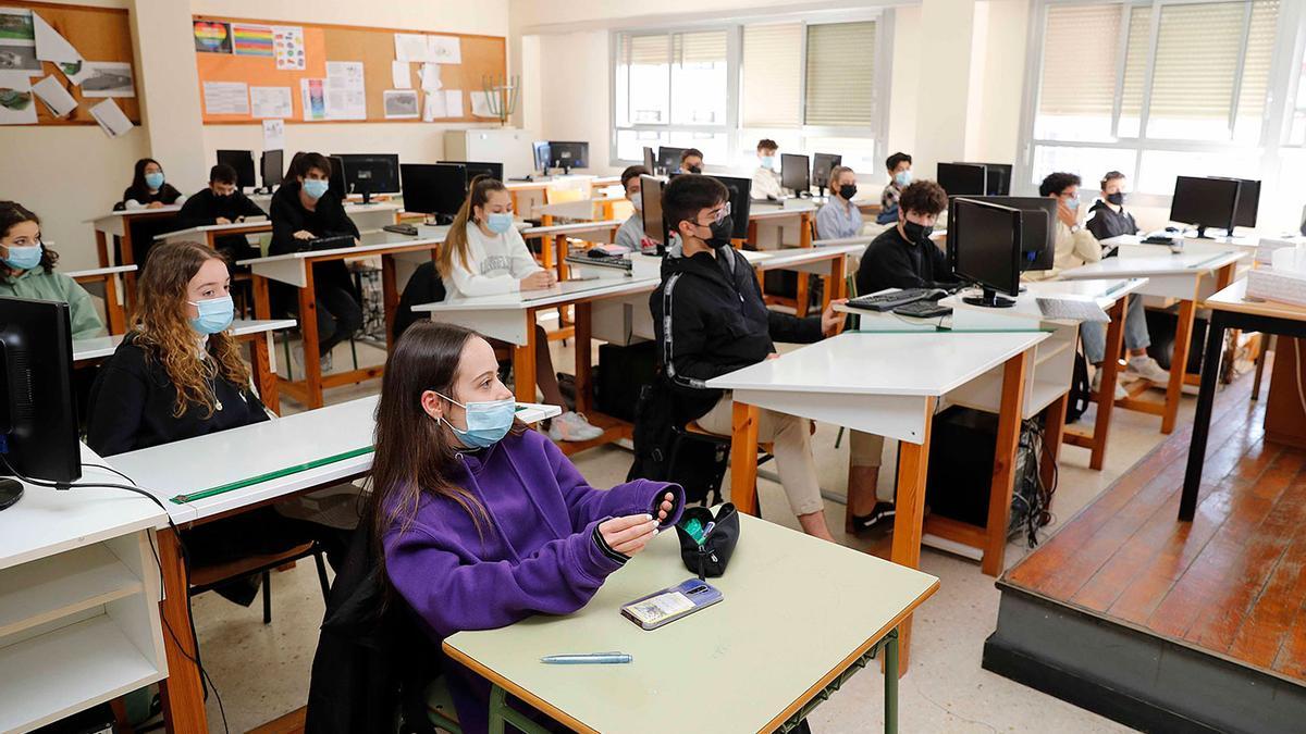 Alumnos de Bacharelato no Politécnico de Vigo, con Carme Adán e Francisco Castro.