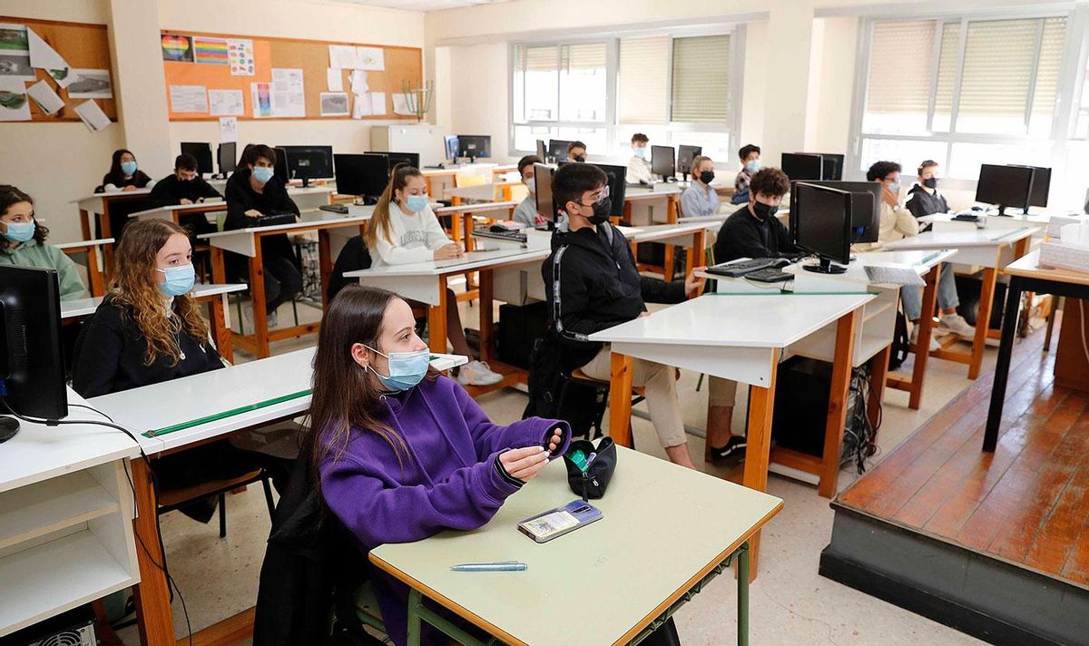 Alumnos de Bacharelato no Politécnico de Vigo, con Carme Adán e Francisco Castro.