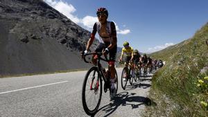 Marc Soler tira de Tadej Pogacar, todavía con el jersey amarillo.