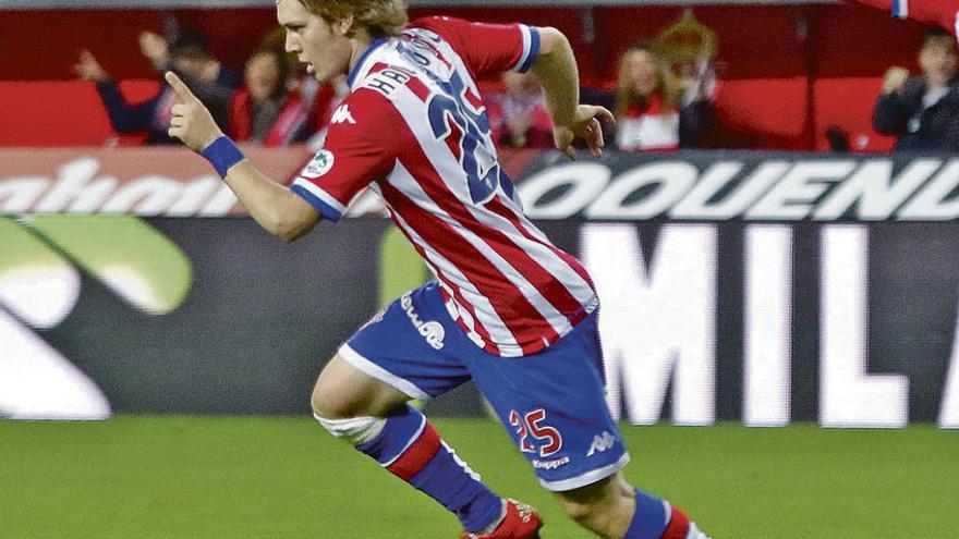 Alen Halilovic corre para celebrar su gol ante el Málaga.