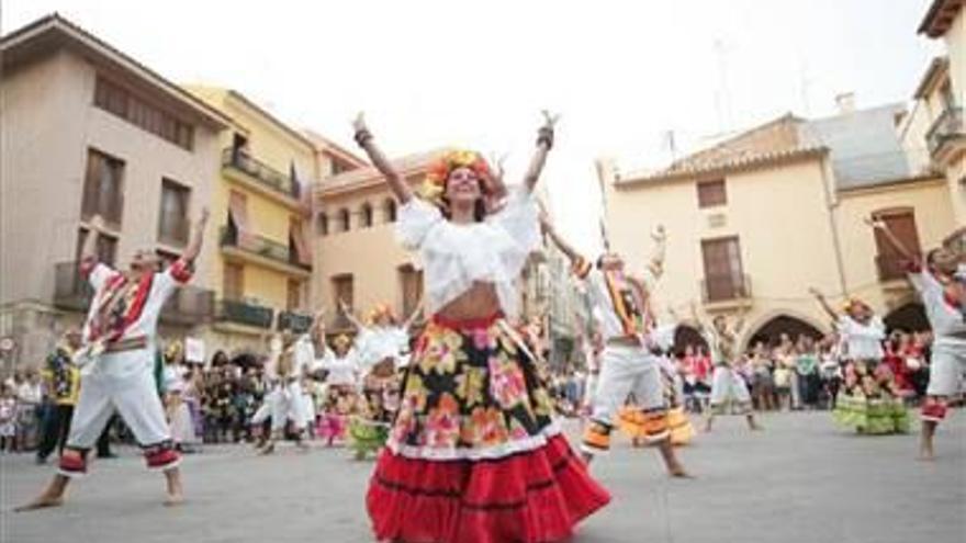 Vila-real llena las calles del color y bailes del mundo