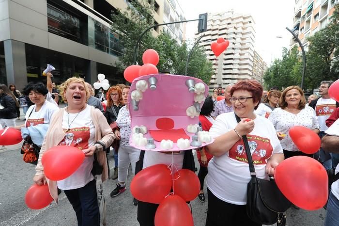 Manifestación de afectados por el cierre de iDenta