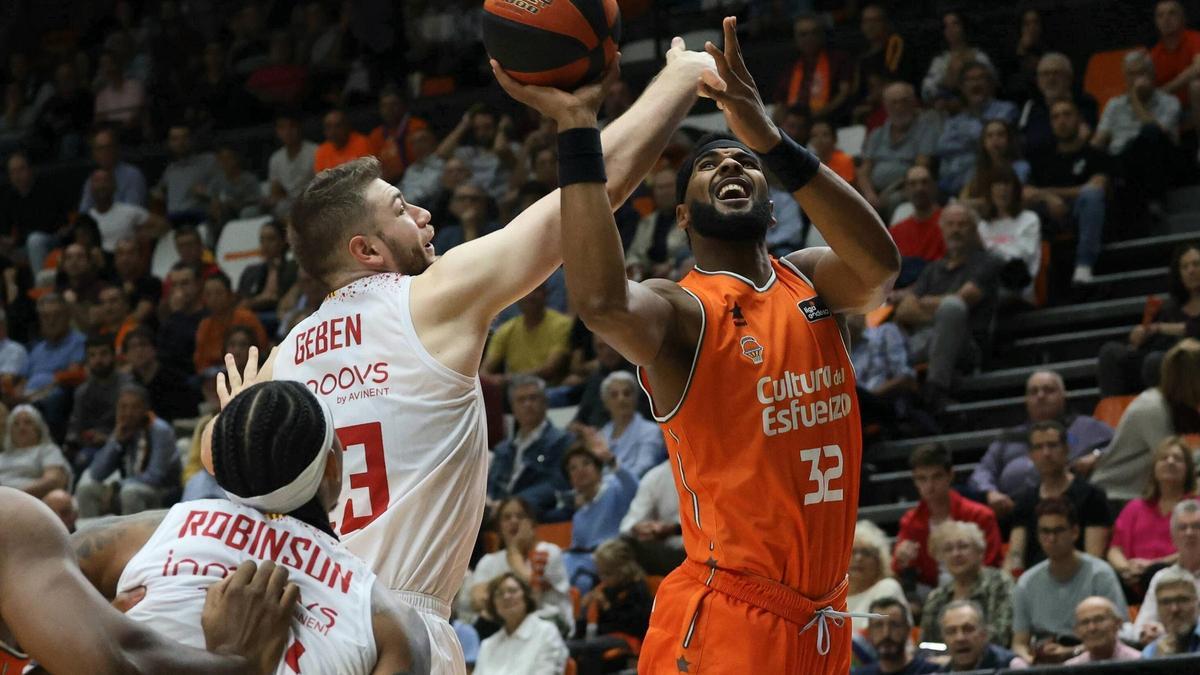 Brandon Davis se hace sitio para anotar ante la oposición del lituano Martinas Geben