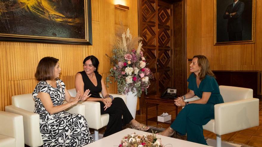 Foto histórica: las alcaldesas de las tres capitales de Aragón, juntas en su primera reunión