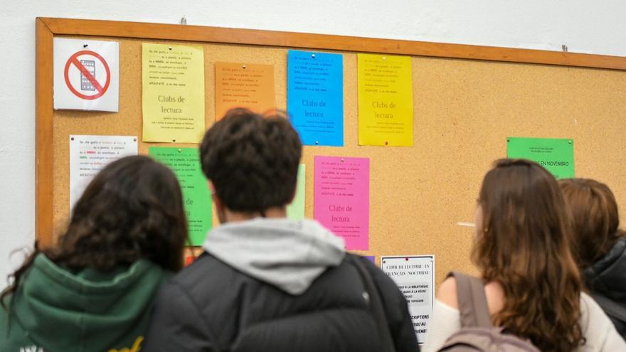 Alumnos leen el tablón de anuncios en un instituto público de la ciudad.   | // ARCAY/ROLLER AGENCIA