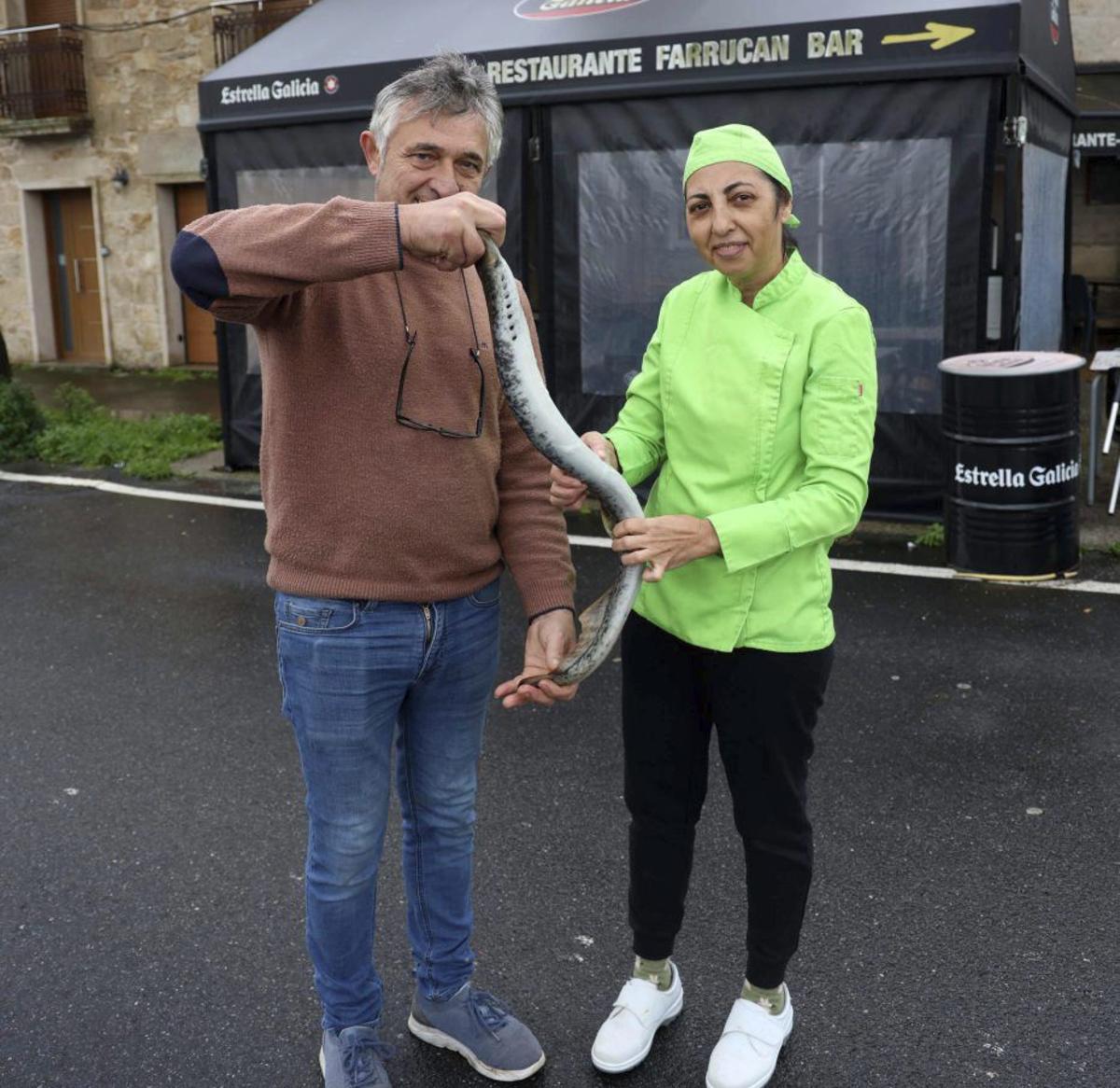 Pepe Barreiro sostiene una lamprea. |  Noé Parga