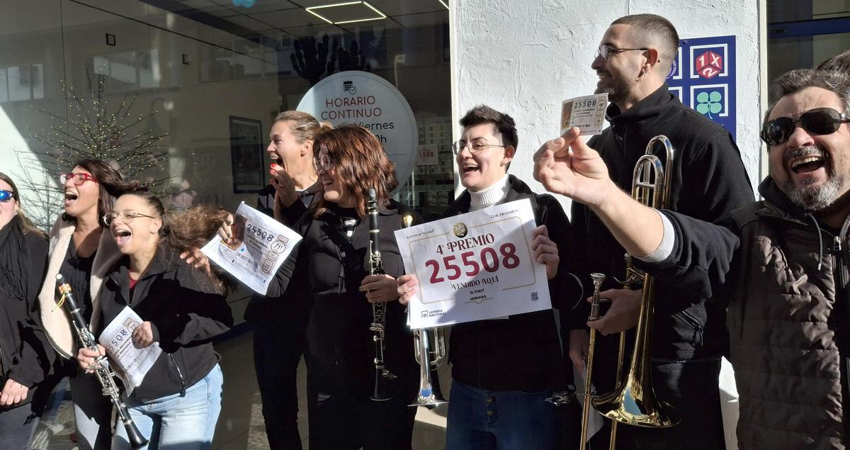 Los músicos muestran el décimo del cuarto premio