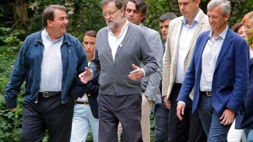 Rajoy acompañado por Negreira, Rueda y Martínez Sanjurjo, esta mañana, en Ordes. // EFE