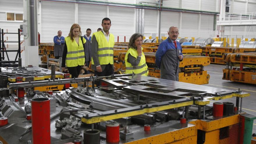 De izda. a dcha., Rosa Rodríguez, concejala de Promoción Industrial de Nigrán, Alberto Valverde, alcalde de Nigrán; Teresa Pedrosa, delegada de la Zona Franca, y Jorge Quintas, director de Snop.  // FdV