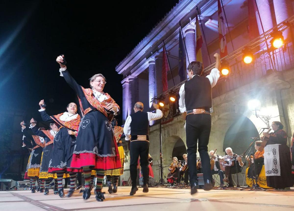 Toro pone en valor la música y el baile tradicional en el festival de folclore