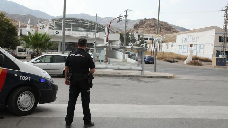 Un agente de la Policía Nacional, ayer en el lugar donde se encontró el cuerpo.