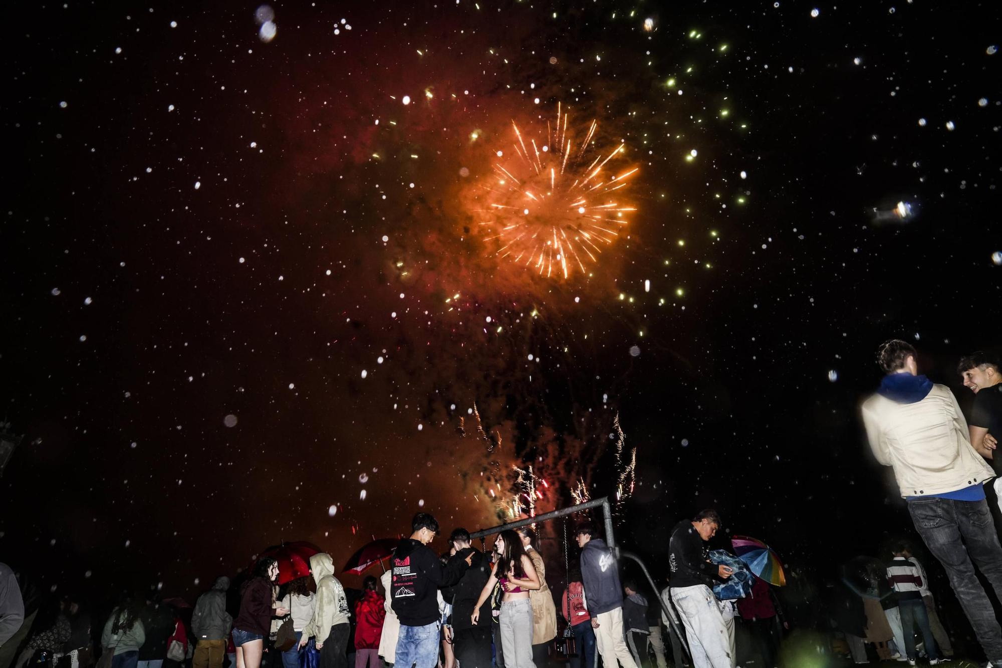 EN IMÁGENES: Así se vivieron unos fuegos de San Mateo bajo la lluvia en Oviedo
