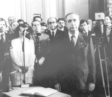 Rafael Fernández, durante su toma de posesión como presidente del Principado, hace hoy cuarenta años.