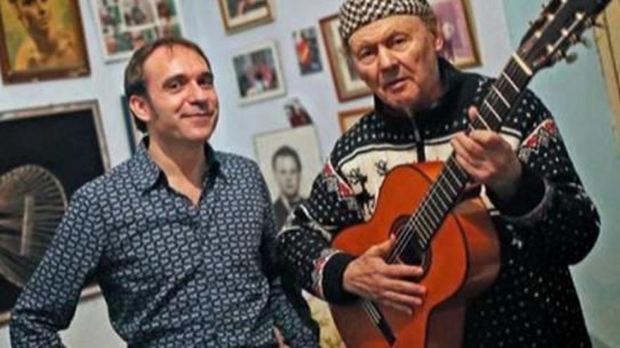 Roberto Sabater, junto al maestro José Luis Balao, con la guitarra en la mano.