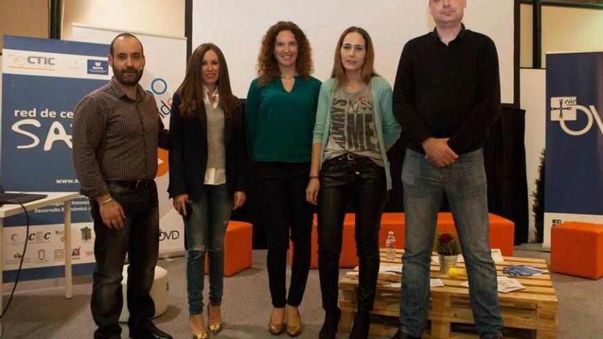 De izquierda a derecha, el coordinador de las jornadas Coemprende, Roberto Bayón, con Alicia García, Elena Arnaiz, Isabel Haces y Diego Rodríguez, ayer, en la plaza de Tracorrales.