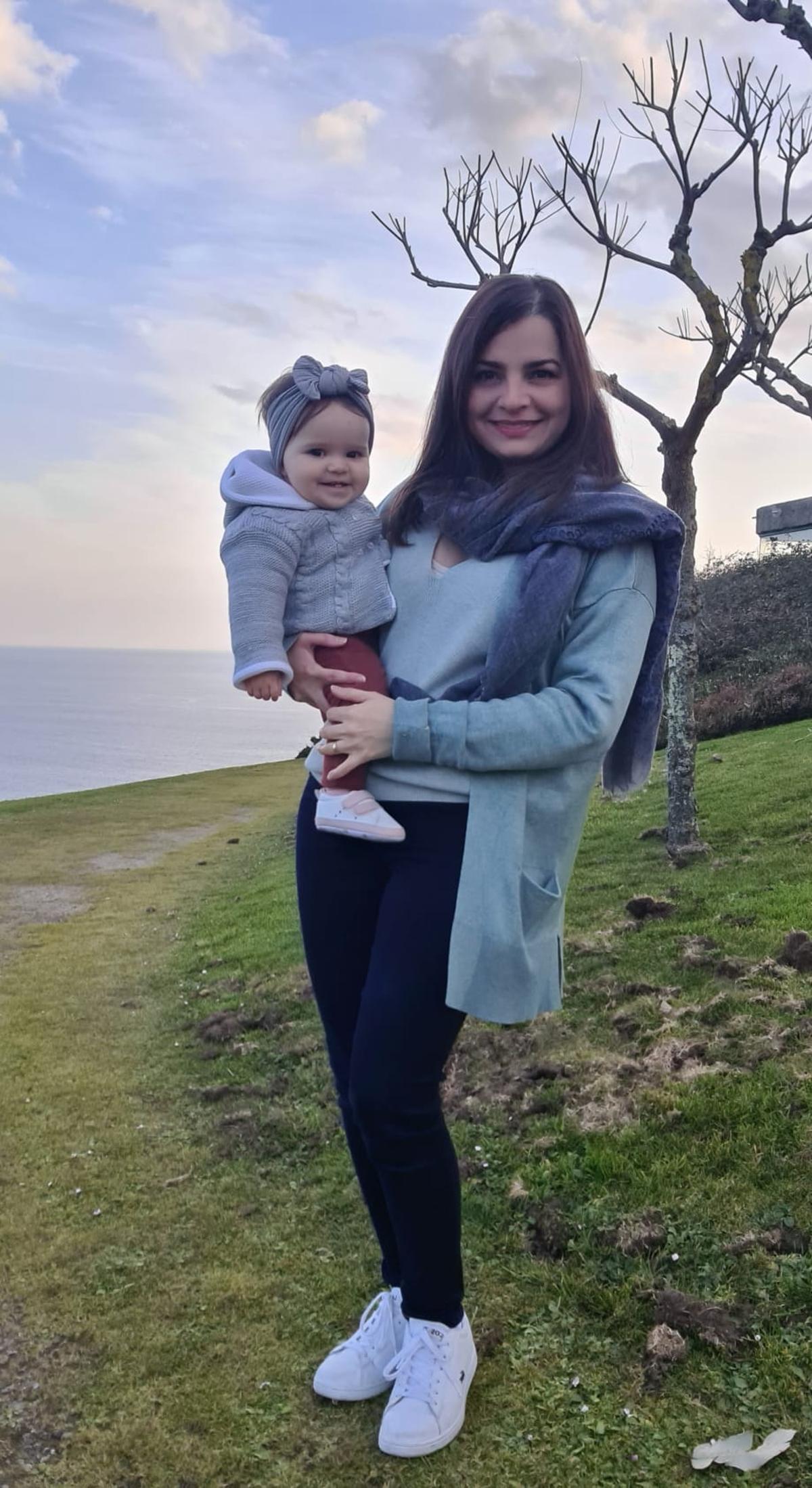 Aline Alves, con su pequeña Sabela.