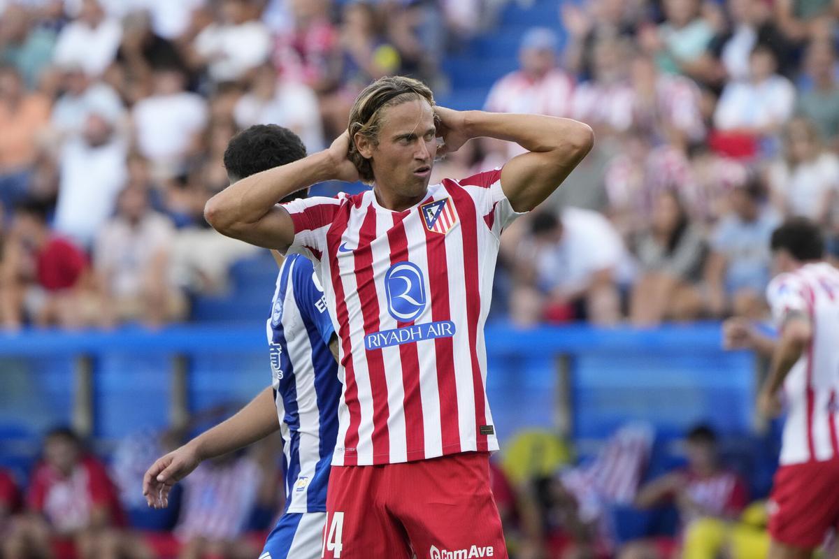 VITORIA, 30/08/2025.- El defensa del Atlético de Madrid Marcos Llorente se lamenta durante el partido de la tercera jornada de LaLiga que Deportivo Alavés y Atlético de Madrid disputan este sábado en el estadio de Mendizorroza. EFE/Adrián Ruiz