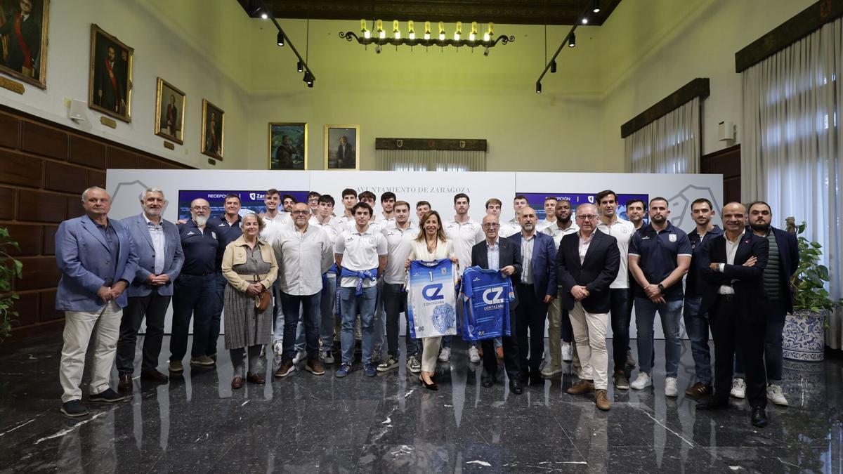 El Contazara Zaragoza realiza la ofrenda a la Virgen y es recibido en el Ayuntamiento de Zaragoza