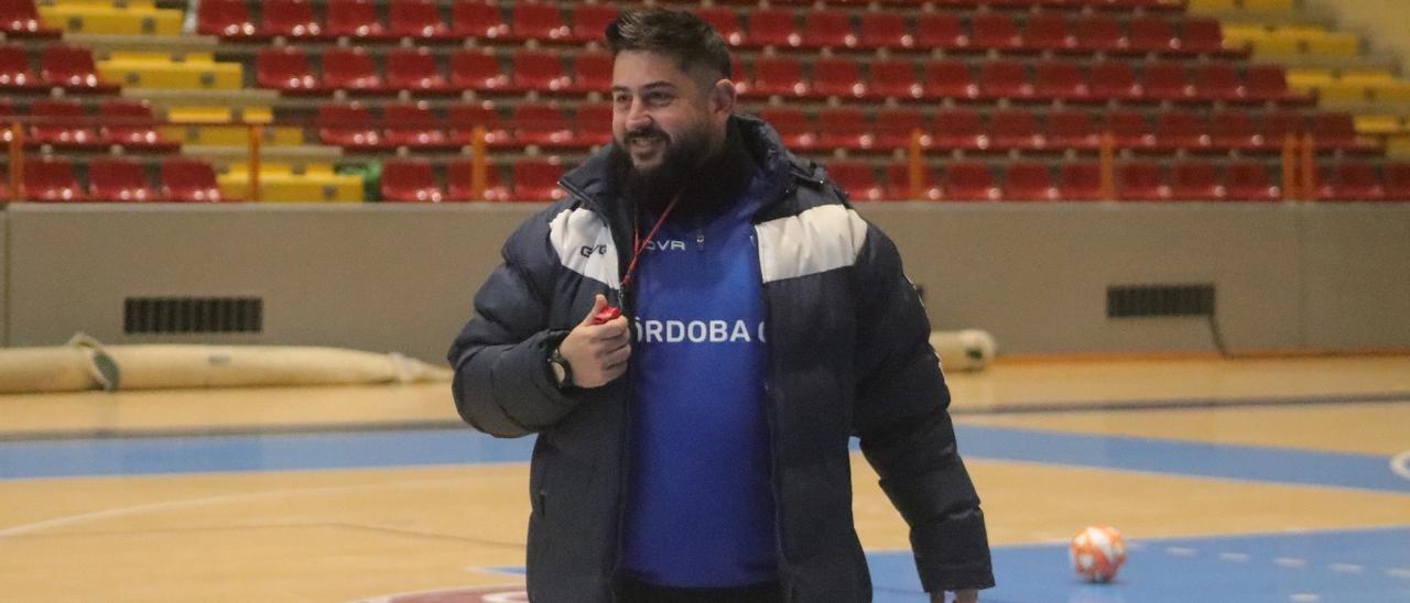 Josan González, entrenador del Córdoba Futsal, durante un entrenamiento.