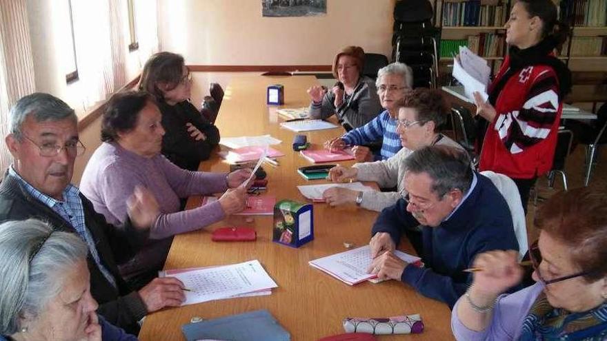 Desde la izquierda, Conchi, Vicente, Petra, Ani, Angélica, Ramona, Mª Jesús, Fernando y Juli atienden las instrucciones de la profesora.