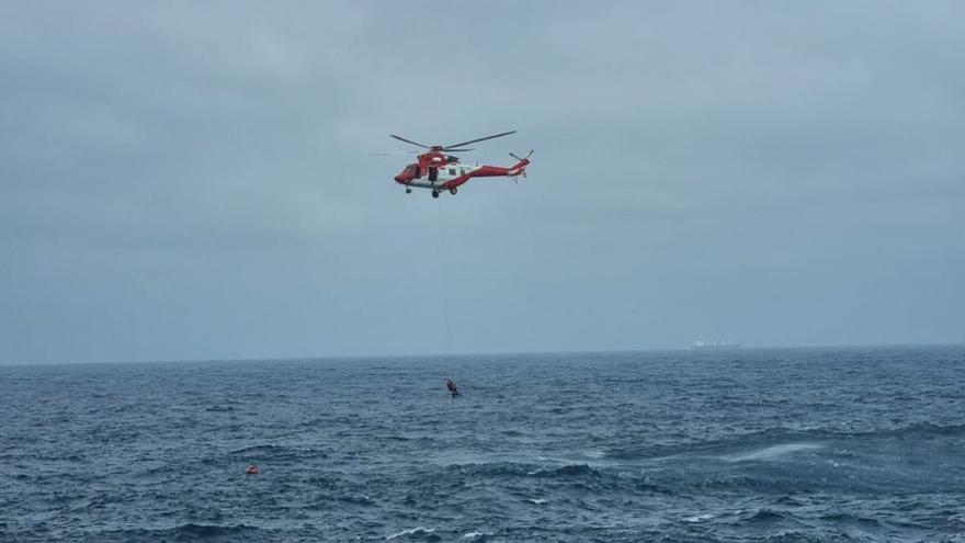 Rescatado un hombre tras caer al agua en el Puerto de la Luz