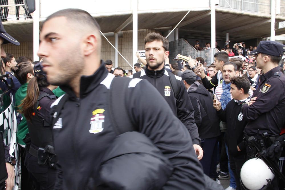 Salida del FC Cartagena desde el Cartagonova para el partido contra el Real Murcia