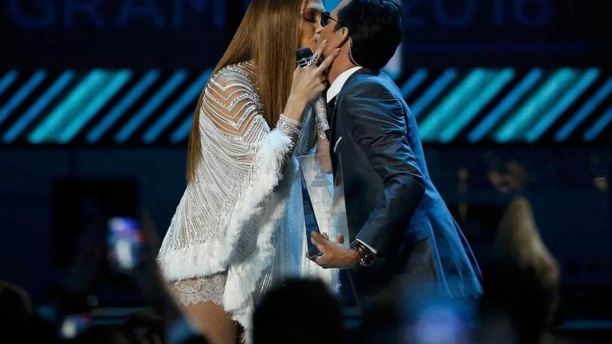 Jennifer López y Marc Anthony, besándose.