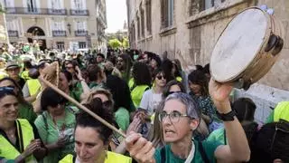 "No queremos otro paripé": clamor de los profesores ante el Palau para pedir una negociación real