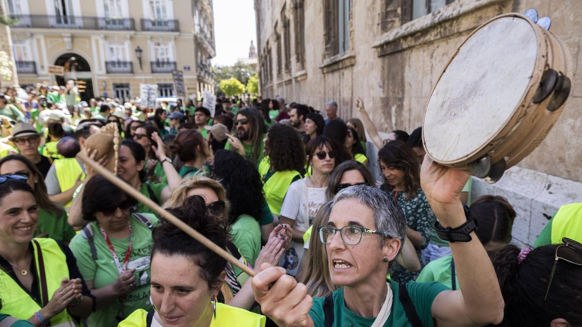 Una marea de docentes protesta frente al Palau de la Generalitat